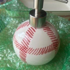 Vietri viva mistletoe soap dispenser. Nwts.